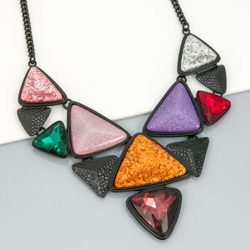 Collier TEODA Color Black Plastron pavé Contemporain triangulaire Noir et Multicolore Rhodium Cristal et Résines