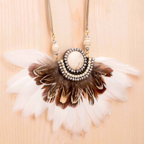 Collier VEREAS White Gold Plastron pendentif Couronne de plumes Doré et Blanc Rhodium Cristal et Pierre de roche et Plumes