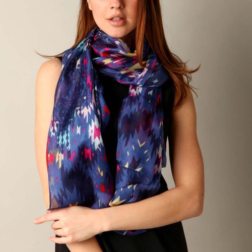 Foulard NAVAJO Color Night Blue étole en soie imprimée Ethnique Multicolore et Bleu Marine 100 % soie Imprimé sur l'ensemble