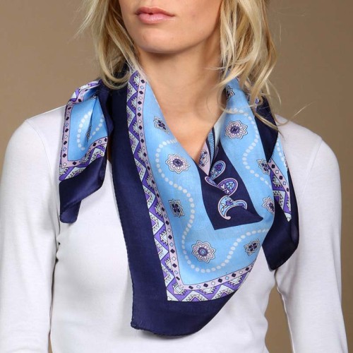 Foulard ARDECA Blue grand carré de soie imprimé cachemire Bleu Ciel et Bleu Marine 100 % soie Imprimé sur l'ensemble